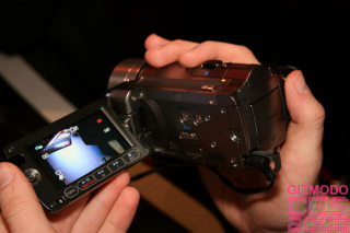Illustration for article titled Canon's HD Vixia HF10 and HF100 Need No Tape